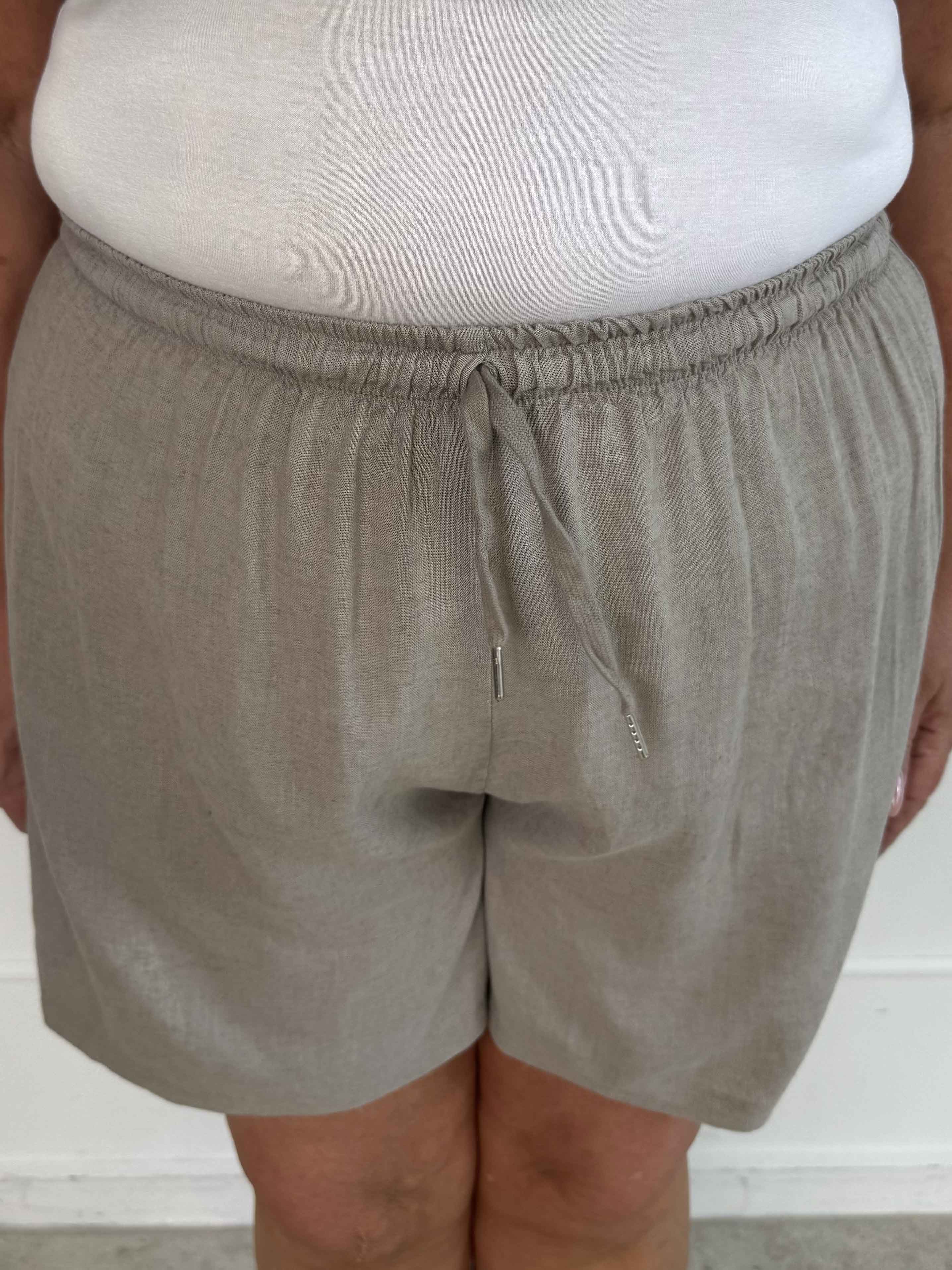 Clara Shorts - Lette shorts i viskose og hør